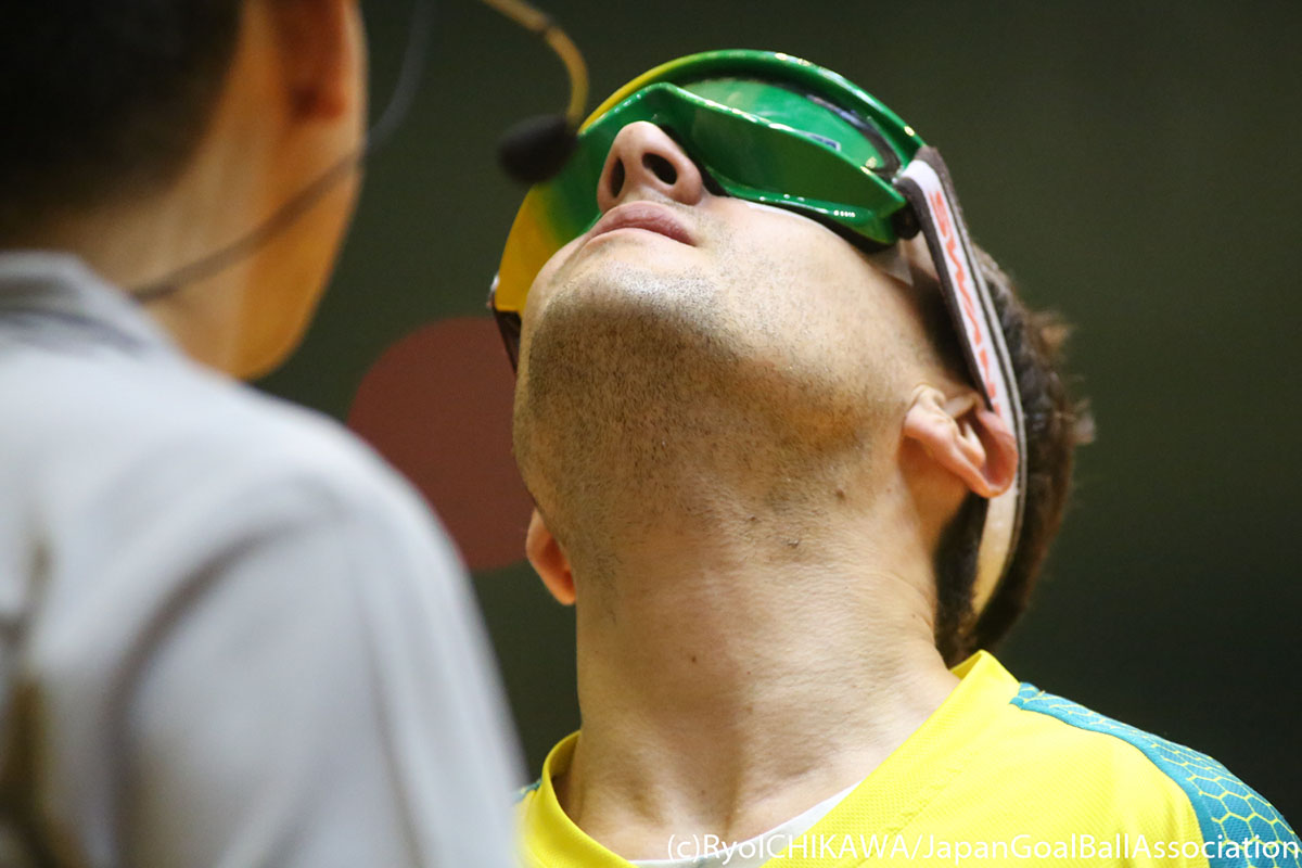 A player lifts his head to show the bottom of his eyeshades